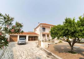 4 bedroom villa with garage and barbecue and patio.