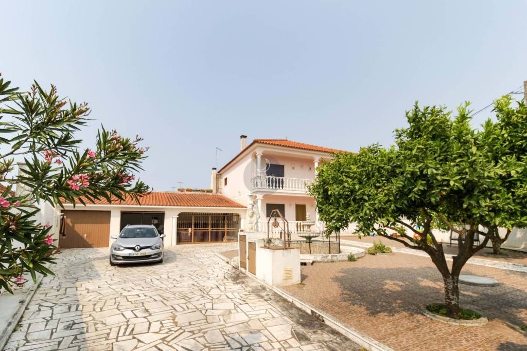 4 bedroom villa with garage and barbecue and patio.