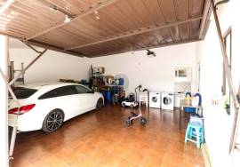 4 bedroom villa with garage and barbecue and patio.