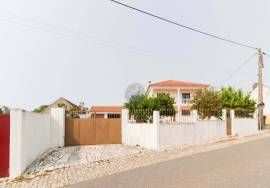 4 bedroom villa with garage and barbecue and patio.