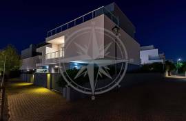 Contemporary 3 bed Villa with Pool & Mediterranean Garden in Tavira centre