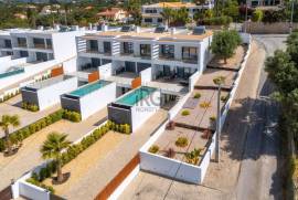 Stunning Modern Townhouses with Panoramic Views in Vale d’Eguas