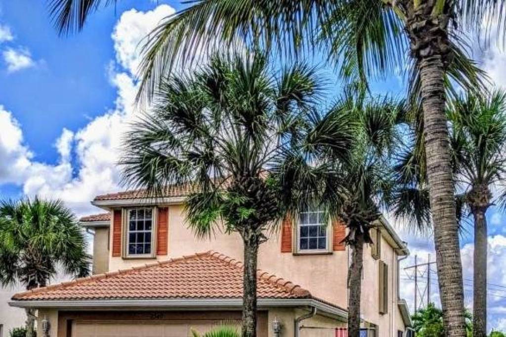 Luxury 3 Bed Water front Villa For Sale In Cape Coral Florida