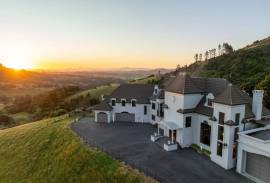 Luxury Château Te Kamo For Sale in Ngararatunua New