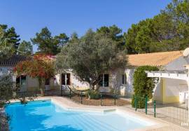 Modern 5-Bedroom Villa with Heated Pool and AL Licence in Vale da Telha