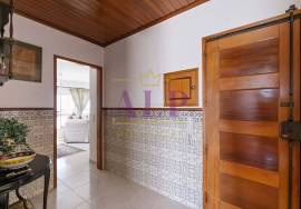 3 Bedroom Top Floor Apartment with Panoramic Ocean Views