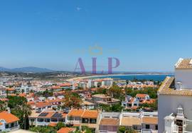 3 Bedroom Top Floor Apartment with Panoramic Ocean Views