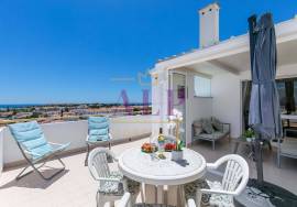 3 Bedroom Top Floor Apartment with Panoramic Ocean Views