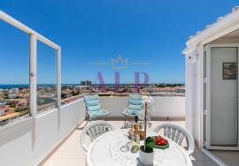 3 Bedroom Top Floor Apartment with Panoramic Ocean Views