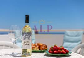 3 Bedroom Top Floor Apartment with Panoramic Ocean Views