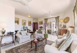 3 Bedroom Top Floor Apartment with Panoramic Ocean Views