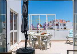 3 Bedroom Top Floor Apartment with Panoramic Ocean Views