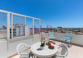 3 Bedroom Top Floor Apartment with Panoramic Ocean Views