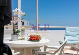 3 Bedroom Top Floor Apartment with Panoramic Ocean Views