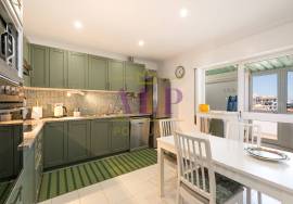 3 Bedroom Top Floor Apartment with Panoramic Ocean Views