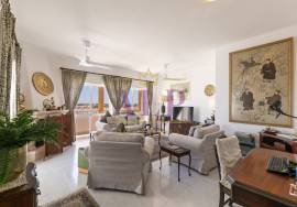 3 Bedroom Top Floor Apartment with Panoramic Ocean Views