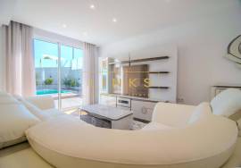 4-bedroom villa with pool, garden, and sea view — Machico, Madeira