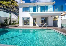 4-bedroom villa with pool, garden, and sea view — Machico, Madeira
