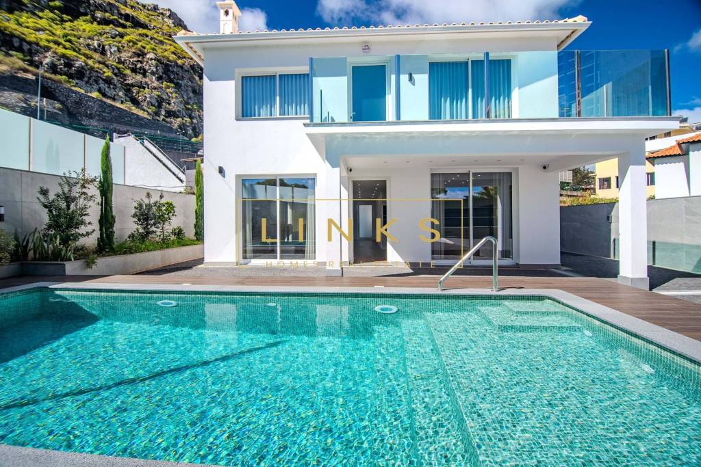 4-bedroom villa with pool, garden, and sea view — Machico, Madeira