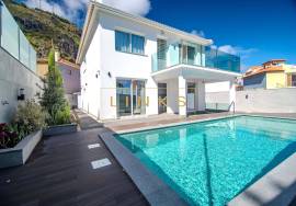 4-bedroom villa with pool, garden, and sea view — Machico, Madeira