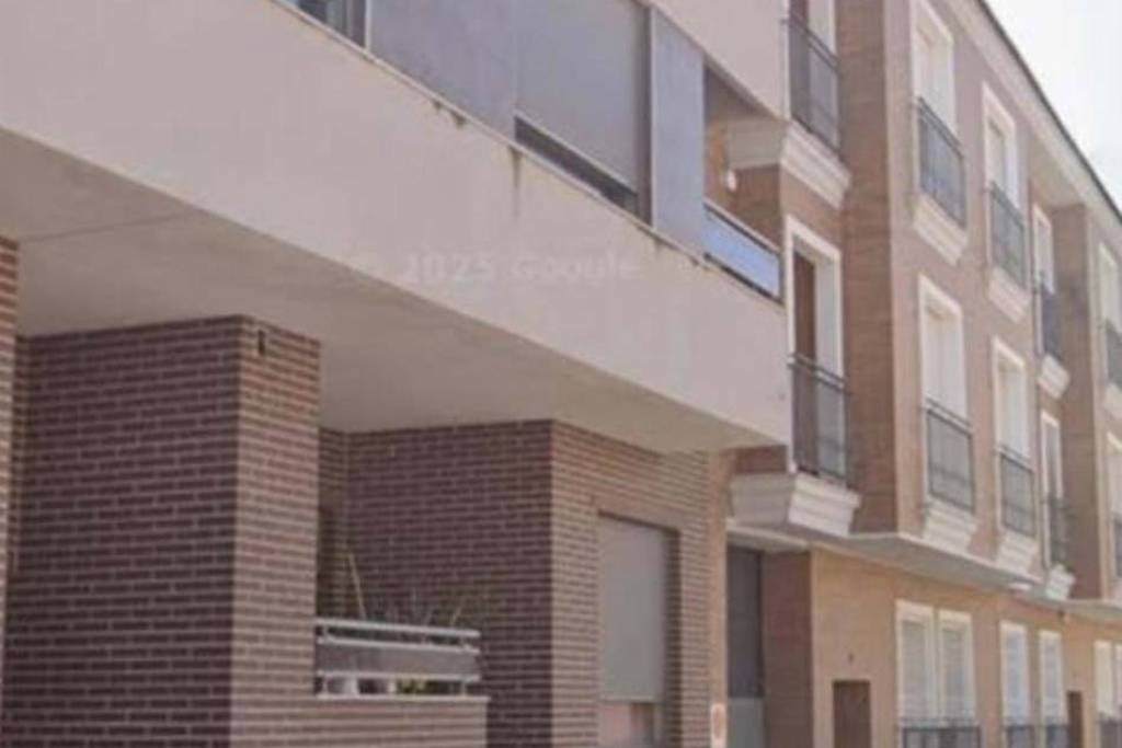 Bright three-bedroom apartment with garage and storage room, ready to move into.