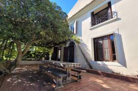 Elegant Winegrower's House With 370 M2 Of Living Space On 1548 M2 Of Land With Swimming Pool And Views.