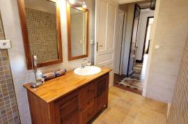 Elegant Winegrower's House With 370 M2 Of Living Space On 1548 M2 Of Land With Swimming Pool And Views.