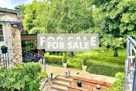 Town House with Lovely Private Garden