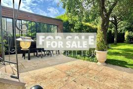 Town House with Lovely Private Garden