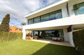 Moderne Doppelhaushälfte mit Pool auf dem Dach und Panoramablick in Nueva Andalucía