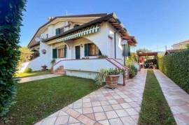 Villa bifamiliare con giardino