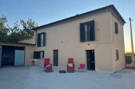 Casale Villamagna - A charming country-cottage located in a sunny panoramic position in the vicinity of Villamagna. It is in a quite area, at only 5 minutes driving from the town centre and 15 minutes away from Chieti as well as the nearest beach.