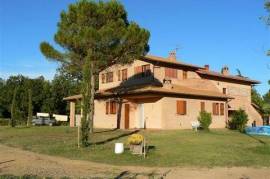 AZ25 winery with villa and two lakes close to Trasimeno lake