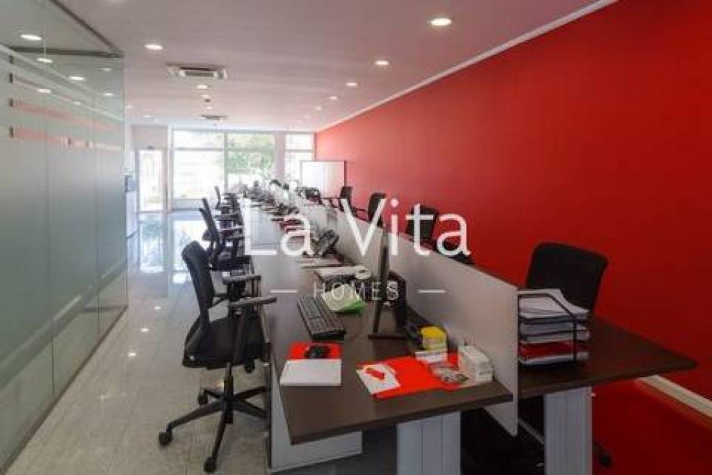 Two-story, 127 m2 office in a prime location in Penha de França, in excellent condition.