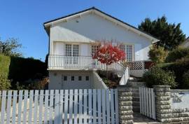 Charming 1970s house in a quiet street in the heart of Ruffec - €107,500