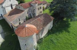 15th-Century Priory  A Rare Testament to Rural Heritage - €107525