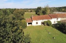 Country House with Outbuilding  10 Minutes from Champagne-Mouton - €88235