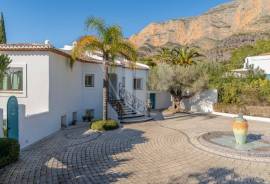 5 Bedrooms - Villa - For Sale