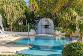 5 Bedrooms - Villa - For Sale