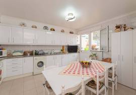 Furnished 2 Bedroom Apartment in the Center of Machico