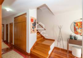 4 bedroom villa with swimming pool, garden, barbecue and land, located in Eiras. 4 bedroom villa with swimming pool, garden, barbecue and land, located in Eiras.