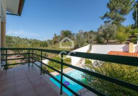 4 bedroom villa with swimming pool, garden, barbecue and land, located in Eiras. 4 bedroom villa with swimming pool, garden, barbecue and land, located in Eiras.