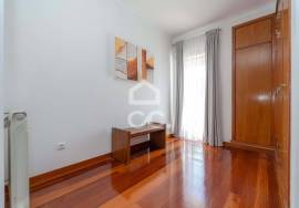 4 bedroom villa with swimming pool, garden, barbecue and land, located in Eiras. 4 bedroom villa with swimming pool, garden, barbecue and land, located in Eiras.