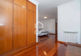 4 bedroom villa with swimming pool, garden, barbecue and land, located in Eiras. 4 bedroom villa with swimming pool, garden, barbecue and land, located in Eiras.