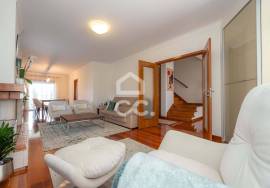 4 bedroom villa with swimming pool, garden, barbecue and land, located in Eiras. 4 bedroom villa with swimming pool, garden, barbecue and land, located in Eiras.