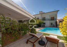 4 bedroom villa with swimming pool, garden, barbecue and land, located in Eiras. 4 bedroom villa with swimming pool, garden, barbecue and land, located in Eiras.