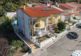 4 bedroom villa with swimming pool, garden, barbecue and land, located in Eiras.