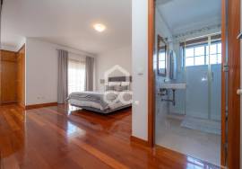 4 bedroom villa with swimming pool, garden, barbecue and land, located in Eiras. 4 bedroom villa with swimming pool, garden, barbecue and land, located in Eiras.