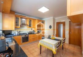 4 bedroom villa with swimming pool, garden, barbecue and land, located in Eiras. 4 bedroom villa with swimming pool, garden, barbecue and land, located in Eiras.