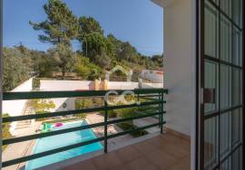 4 bedroom villa with swimming pool, garden, barbecue and land, located in Eiras. 4 bedroom villa with swimming pool, garden, barbecue and land, located in Eiras.